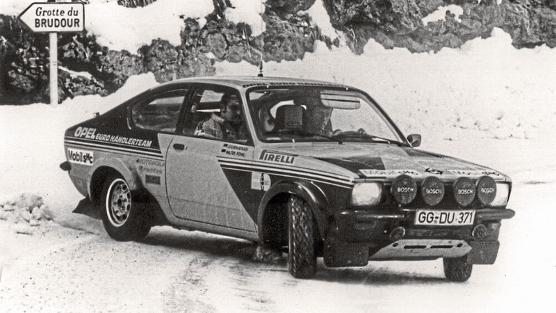 Walter Röhrl und Rauno Aaltonen sind mit bis zu 165 kW/225 PS starken GT/E bei der Rallye Monte Carlo und der Portugal Rallye erfolgreich. 1976 fährt Walter Röhrl zusammen mit Jochen Berger – dem ersten Profi-Beifahrer Deutschlands – auf den sensationellen vierten Platz bei der Rallye Monte Carlo und Opel erringt im Gesamtklassement der Markenwertung sogar den zweiten Rang. (Bild: Opel Automobile GmbH)