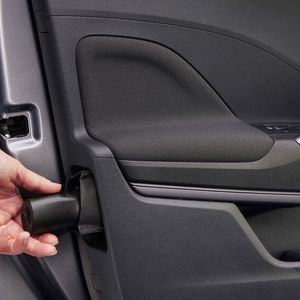 Immer eine clevere Idee: Der Regenschirm hat ein eigenes Staufach in der Türverkleidung.(Bild:  Skoda)