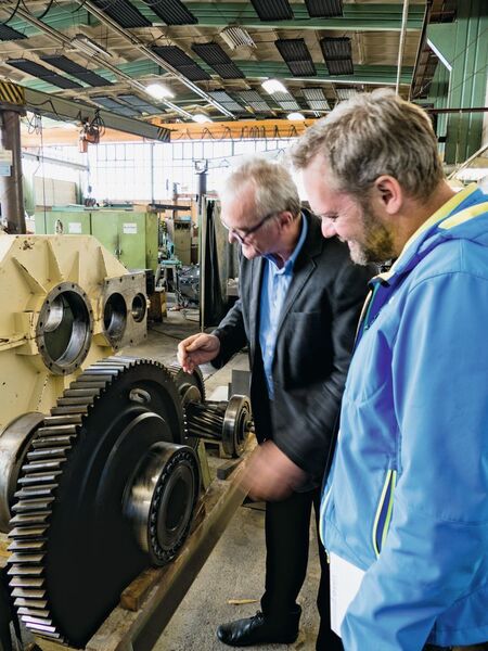 Andreas Richter, SEW-Eurodrive (li.), und Torsten Seidel, ECT-Kema GmbH, begutachten gemeinsam ein altes Stirnradgetriebe.  (SEW-Eurodrive)