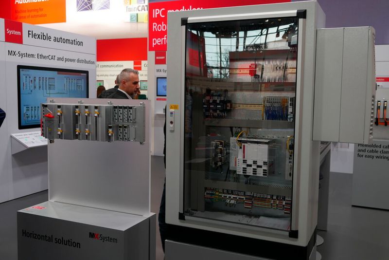Ist das die Revolution des Schaltschrankes? Rechts die herkömmliche Variante, links das MX-System von Beckhoff.  (Bild: Sandro Kipar/VCG)