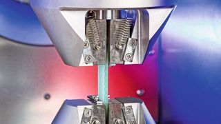 Zur Prüfung unterschiedlicher CFK-Materialkombinationen hat man sich am DLR für eine Linearmotorprüfmaschine LTM 10 mit Temperierkammer von Zwick-Roell entschieden (DLR Fotomedien)