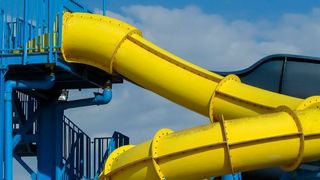 Wasserrutschen sind beliebt im Freibad – damit sie sicher bleiben, müssen sie regelmäßig überprüft werden. (gemeinfrei)