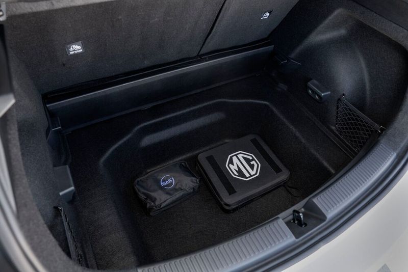 Kofferraum unterm Kofferraum: Der MG4 EV Urban bietet ungeahnt viel Stauraum.  (Bild: MG Motor)