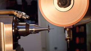 Bei Langdrehwerkzeugen müssen die Schneiden perfekt geschliffen sein, ohne Kompromisse. (Bild: Bimu SA)