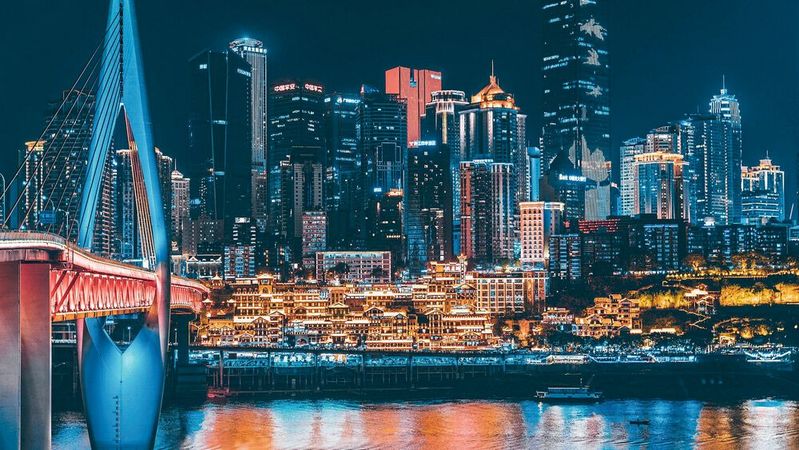 Nächtliche Aufnahme des Hafens von Chongqing, China. Chinesische Batteriehersteller sollen in der EU stärker reguliert werden.(Bild:  frei lizenziert /  Pixabay)