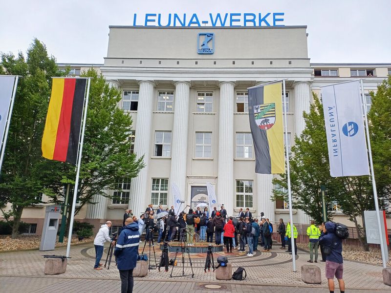 Besuch der Bundesministerin Katherina Reiche am Chemiestandort Leuna: Pressefoto vor dem Hauptgebäude am Chemiestandort Leuna (Bild: Infraleuna)