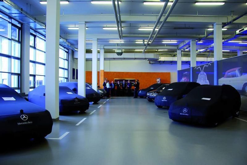 In der Auslieferungshalle stehen die aufbereiteten Neu- und Gebrauchtwagen verhüllt bereit, damit sie der Kunde in Empfang nehmen kann. (Archiv: Vogel Business Media)