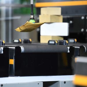 Dematic entwickelt heute schon Kommissionier-Roboter, die in Warenlagern Großaufträge zum Transport bereitstellen. Künftig sollen sie noch intelligenter werden.(Bild:  Dematic)