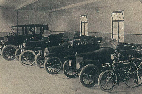 Schon früh nutzte die Familie Vogel das Auto für unternehmerische Zwecke: Dieser Fuhrpark stand dem Verlag schon 1906 zur Verfügung. (Privatarchiv)