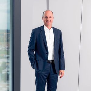 Christian Müller, Geschäftsführung Vertrieb des Werkzeugmaschinenbauers Grob-Werke, glaubt, dass Digitalisierung bei Fachkräftemangel positiv unterstützen und einige Aufgabenbereiche teilweise übernehmen kann. Soviel zu einem weiteren Mittel gegen Fachkräftemangel.(Bild:  Grob-Werke)