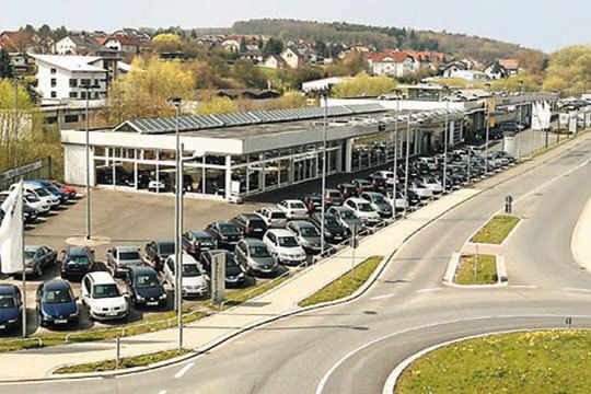 Das Autohaus Müller ist mit seiner Vorderfront zu einer Hauptverkehrsstraße in Hüttenberg ausgerichtet. (Archiv: Vogel Business Media)
