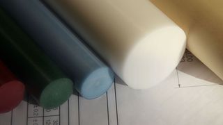 „iglidur“-Halbzeuge in verschiedenen Materialien, Durchmessern und Längen.  (Bild: Igus)