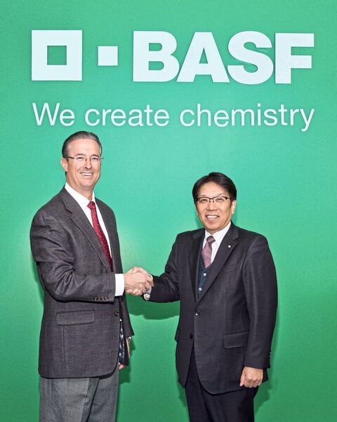 BASF und Toda vollziehen die Vereinbarung zur Gründung von BASF Toda America: Kenneth Lane, President des BASF-Unternehmensbereichs Catalysts, und Shigeru Takaragi, President von Toda Kogyo Corp. (BASF)