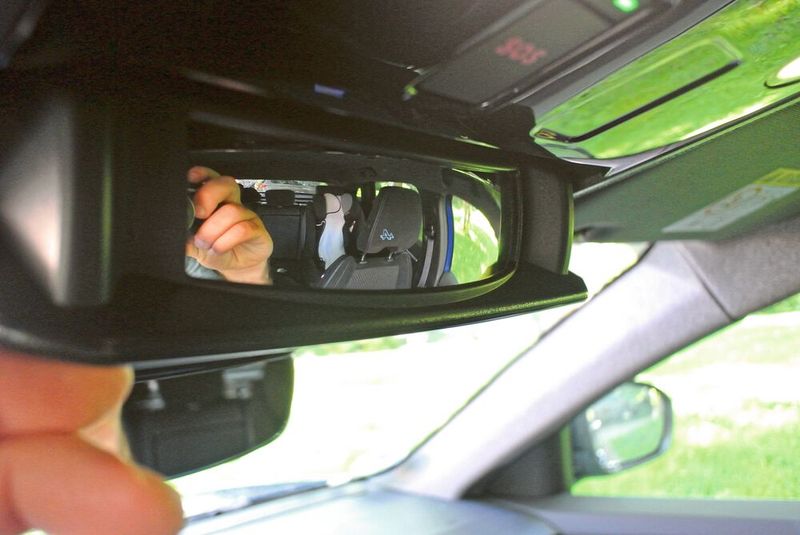 Den Kindersitz im Blick: Dieser praktische Spiegel befindet sich serienmäßig am Brillenfach. (Bild: Sven Prawitz/VCG)