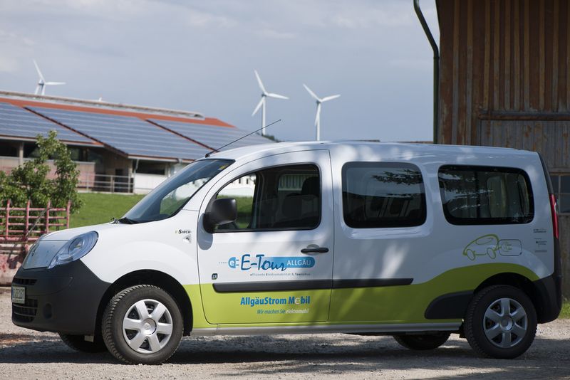 Elektroautos und Biogas, Solarmodule auf den Dächern und Windräder auf der bewaldeten Anhöhe: Die Gemeinde Wildpoldsried im Allgäu erzeugt aus erneuerbaren Energien mehr als dreimal so viel Strom, als sie selbst verbraucht. Wildpoldsried ist mit circa 2.500 Einwohnern eine der kleinsten selbstständigen Gemeinden im Landkreis Oberallgäu. Sie ist wahrscheinlich aber auch die Gemeinde mit der größten Vision… und dem umfassendsten Test der Stromzukunft Deutschlands.. (Siemens)
