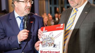 Liebgewonnenes Ritual zu Beginn der Verhandlungen: Peter Hausmann, Verhandlungsführer der IG BCE, übergibt Hans-Carsten Hansen, Vertreter der Arbeitgeberseite (BAVC), eine "Wunschkonzert"-Schallplatte mit den Forderungen der Gewerkschaft in Dauerschleife. (Bild: IG BCE/Christian Burkert https://www.flickr.com/photos/igbce/16011360374/in/set-72157651017508)