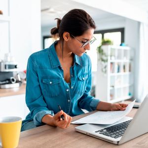  4. Tageslicht statt Schreibtischlampe: Energiesparende Lampen statt alte Stromfresser einsetzen spart eine Menge Strom – noch mehr kann man einsparen, wenn man den eigenen Arbeitsplatz in der Nähe des Fensters platziert, um natürliche Beleuchtung so gut wie möglich nutzen zu können. (Bild:  ©nenetus - stock.adobe.com)