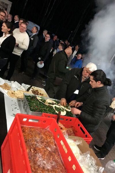 Gastgeber Hasan Hüseyin Eren ließ es sich nicht nehmen für alle über 300 Teilnehmer selbst am Grill zu stehen. (Schweitzer / »Fahrzeug+Karosserie«)