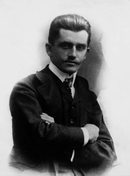 Ferdinand Porsche wurde am 3. September 1875 im nordböhmischen Maffersdorf geboren. Als drittes Kind des Spenglermeisters Anton Porsche und seiner Frau Anna war traditionell vorgesehen, dass er einmal als Handwerker in die Fußstapfen seines Vaters treten sollte. Sein wahres Interesse lag jedoch auf dem Gebiet der Elektrizität. (Dr. Ing. h.c. F. Porsche AG)