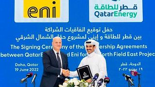 Claudio Descalzi, CEO von Eni, und Saad Sherida Al-Kaabi, Staatsminister für Energiefragen, Präsident und CEO von Qatar Energy bei der Vertragsunterzeichnung. (Bild: Eni)