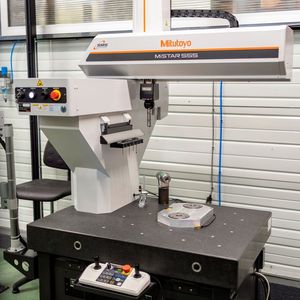 Die neue 3D-Messmaschine „MiSTAR 555“ von Mitutoyo ist bei Méca-Précis in einer robotergesteuerten Messzelle installiert. Ihre Genauigkeit sei über einen weiten Temperaturbereich gewährleistet, was an ihrem effizient arbeitenden Absolut-Encoder liege.(Bild:  Mitutoyo)