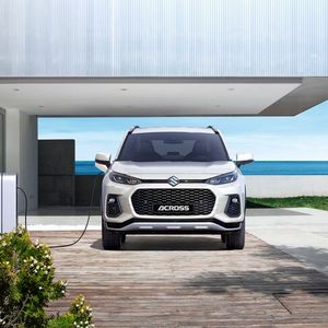 Vom Technik-Bruder RAV4 unterscheidet sich der Across unter anderem durch seinen Kühlergrill im typischen Suzuki-Stil.(Bild:  Suzuki)