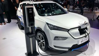 Das 4,40 Meter lange SUV von Haima nennt sich nüchtern E5. Mit einer Batterieladung nach neuer europäischer Norm kommt es immerhin 450 Kilometer weit (Bild: SP-X/Peter Maahn)