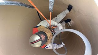 Das spezialisierte Einsatzteam trägt mithilfe eines Sandstrahlers die alte Beschichtung eines Sios ab. Um Unfälle weitestgehend auszuschließen, hat Matthias Natusch, Gesellschafter von  Natusch & Thiedemann Siloreinigung und erfahrener Teamleiter, für diesen Einsatz ein deteilliertes Sicherheitskonzept ausgearbeitet.   (Natusch & Thiedemann Siloreinigung)