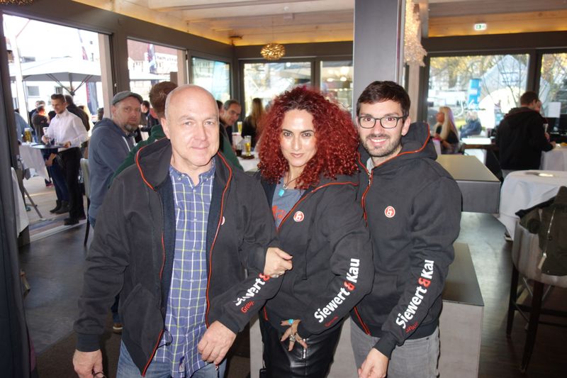 Die Marketingprofis finden die Jacke sehr gelungen, Besa, IT-BUSINESS, mit (l.) Markus Plückbaum und Sebastian Trost, S&K. (IT-BUSINESS)