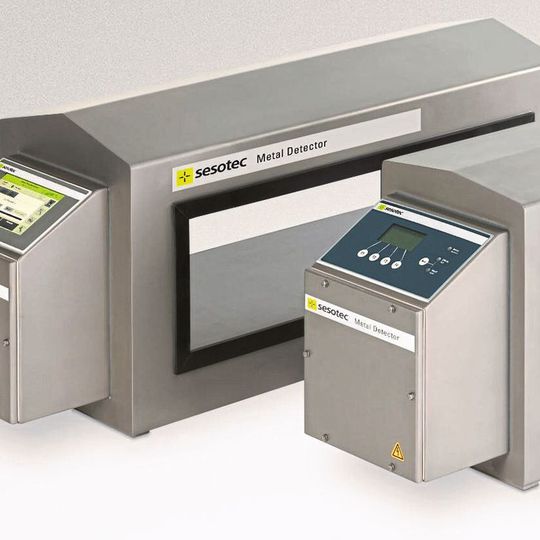 Der GLS-Tunnelmetalldetektor, wie er z.B. bei Handee angewendet wird, detektiert alle magnetischen und nichtmagnetischen Metalle.(Bild:  Sesotec)