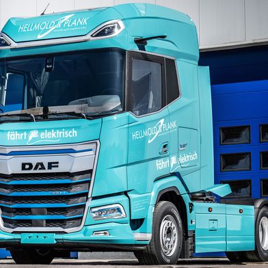 Den ersten E-Lkw aus der Serienfertigung nutzt das Logistikunternehmen Hellmold & Plank. (Bild: DAF Trucks)
