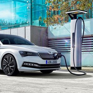 Der Skoda Superb iV verfügt über eine 160 kW/218 PS starke Kombination aus 1,5-Liter-Turbobenziner und Elektromotor.