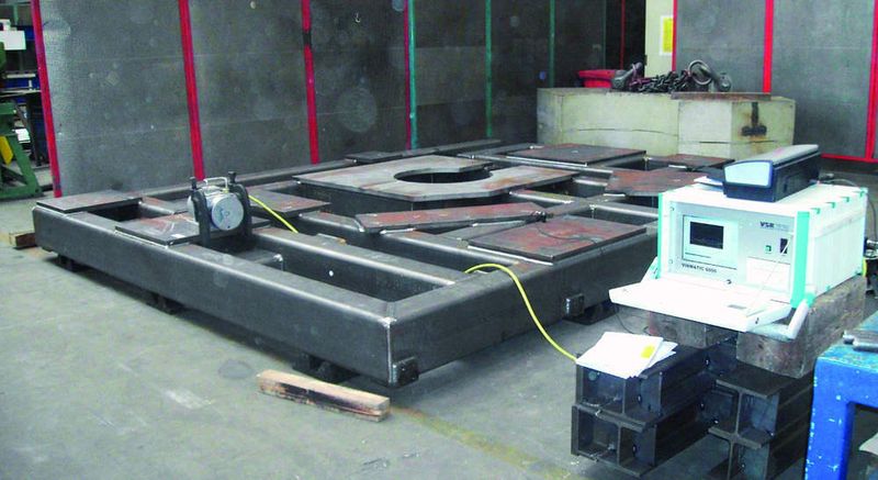 Bild 2: Zur Vibrationsbehandlung ist als Schwingungsgeber ein Motor mit einstellbarer Unwucht an einer Rahmenkonstruktion angebracht. (Archiv: Vogel Business Media)