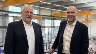 Die Geschäftsführung der Grenzebach Friction Stir Welding GmbH übernimmt Christian Herfert (links), der die beiden Wachstumsfelder bislang als Vice President verantwortet hat. Die Interims-Leitung der Grenzebach Additive Solutions GmbH liegt bei Dirk Burmann (rechts), SVP Finance & Administration. (Bild: Grenzebach)