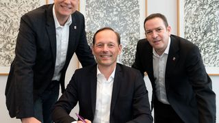 Digitales Leitbild für Evonik unterzeichnet: Martin Albers (Vorsitzender des Gesamtbetriebsrats von Evonik, links im Bild), Thomas Wessel (Personalvorstand und Arbeitsdirektor von Evonik, Mitte) und Francesco Grioli (Mitglied des geschäftsführenden Hauptvorstandes der IG BCE) bei der Vertragsunterzeichnung.  (Frank Preuss/Evonik )