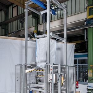 Die Big Bag-Entleeranlage ist Atex-gerecht ausgeführt und zum Schutz des Bedienpersonals mit einer Schutzumwehrung ausgestattet.(Bild:  J. Engelsmann)