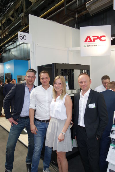 (v. l.) Philipp Sonntag und Michael Plum APC, mit Carina Robertz, Computacenter, und Christian Nagel, ALSO. (Bild: IT-BUSINESS)