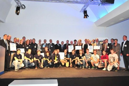 Zum Abschluss versammelten sich Preisträger, Laudatoren und Jury des Wettbewerbs für ein großes Gruppenbild. (Foto: Schmidt)