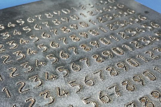 Tiefengravur mit den Systemen von REA Laser bringen Klarschrift, Data Matrix Codes oder Seriennummern unverlierbar und präzise ins Aluminium ein. (Bild:  REA Elektronik GmbH)