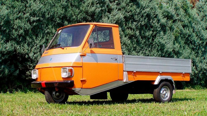 1971 wurde das Ape Car vorgestellt. Es hat eine einigermaßen komfortable Kabine, einen 218,9-cm³-Motor und 550 kg Traglast als Transporter, 612 kg mit Ladefläche. (Bild: Camilla Giribardi at Italian Wikipedia, Public domain, via Wikimedia Commons)