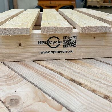 Diese Palette trägt das Kreislauf-Logo „HPECycle“ und ist außerdem mit einem QR-Code zur Nachverfolgung versehen. (Bild: HPE)