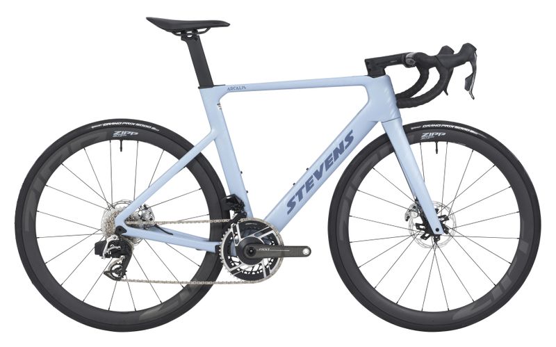Die kompakte Geometrie und die Sattelüberhöhung unterstützen beim Rennrad eine aerodynamische Sitzposition. (Bild: www.stevensbikes.de | pd-f)