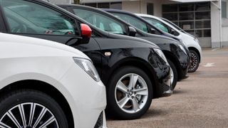 Die Zahl der Pkw-Neuzulassungen ist weiter auf Talfahrt – in den Marktsegmenten ist die Entwicklung nur graduell unterschiedlich. (Bild: Grimm/»kfz-betrieb«)