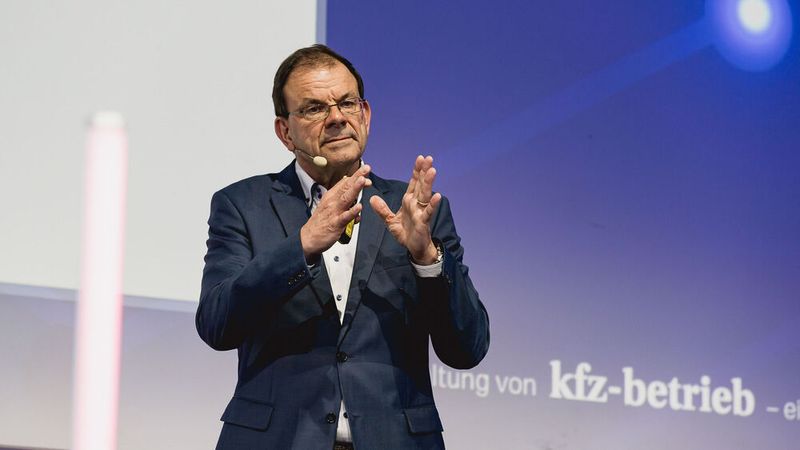 Den dritten Themenblock des ersten Tages der Automotive Business Days bildeten neue Marken. Markus Schrick, Geschäftsführer von Xpeng Deutschland, schilderte die Produkt- und Vertriebsstrategie des chinesischen Herstellers in Deutschland.  (Stefan Bausewein)