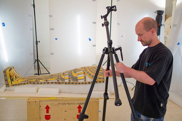 Die komplizierten Oberflächen, Farben und Texturen der Mumie und des Sarkophags werden zunächst mit einer Kombination aus Photogrammetrie und Reality Capture Laserscanning erfasst. (Bild: Interactice Institute)