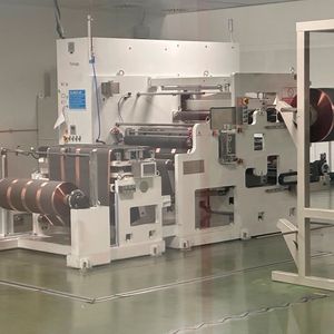 Mit so einem System aus Walzen (Kalander) werden Batteriematerialien in einem der Prozesse zur Batteriefertigung verdichtet.(Bild:  Th. Isenburg)