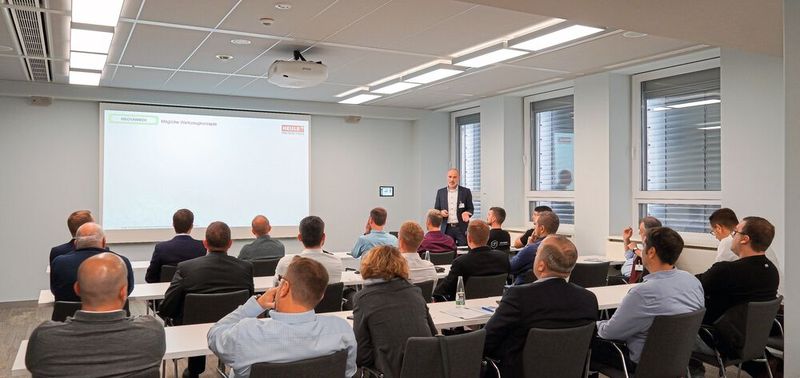 René Kehl, New Business Development Manager bei der Heule Werkzeug AG, über mechanische Entgratlösungen für die Serienfertigung.  (Bild: Oxana Gruber Photography)