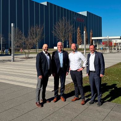 Die Protagonisten der Kooperation zwischen Bosch Car Systems und Liqui Moly (von links): Dan Bronkal (Leiter Sales Workshop Concepts and Services Europe Central, Bosch), Günther Wengert (Leiter Vertrieb Liqui Moly), Marco Castrucci (Leiter Communication DACH, Bosch), Christian Schwer (Nationaler Verkaufsleiter, Liqui Moly). (Bild: Liqui Moly)