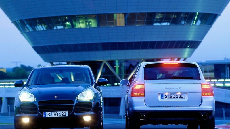 Mit dem 2002 eingeführten Wagen erweiterte Porsche seine bis dahin nur aus Sportwagen bestehende Modellpalette um ein Sport Utility Vehicle (SUV). Der Hauptmarkt des Cayenne sind die USA. Um Entwicklungs- und Produktionskosten zu sparen, kooperierten Porsche und Volkswagen. Der VW Touareg und der Audi Q7 basieren auf derselben Plattform wie der Cayenne. Für die Produktion des SUV errichtete Porsche ein Werk in Leipzig, in dem der Motor, das Getriebe und alle anderen Bauteile und -gruppen in die Karosserie eingebaut wurden. Im Juli 2013 lief dort der 500.000ste Cayenne vom Band. Seit dem 8. Juni 2015 lief er auch im VW-Werk Osnabrück vom Band; dort wurden zusätzlich ca. 20.000 Stück des Cayenne montiert. (Bild: Hersteller)