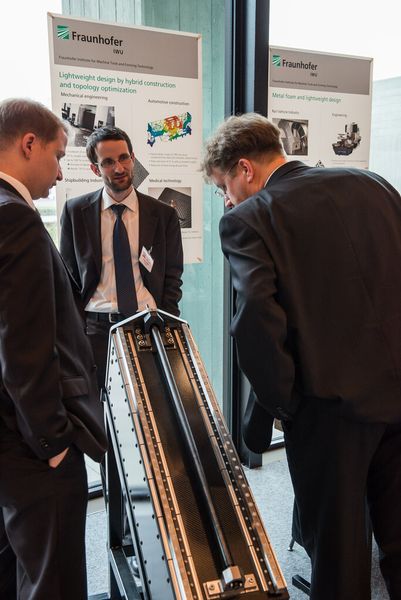 Eine Steigerung der Produktivität und Bearbeitungsqualität bei spanenden Werkzeugmaschinen verspricht CFK-Spindelkasten. Im Rahmen eines Vorlaufprojekts wurde er am Fraunhofer-Institut für Werkzeugmaschinen und Umformtechnik, Chemnitz, entwickelt. Bei der Herstellung kamen CFK-Halbzeuge zur Anwendung. Sie wurden gefügt. Der Entwicklungsfokus lag auf der Erhöhung der Baugruppensteifigkeit, so der Aussteller. (Bild: Mack)